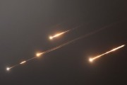 鄄城伊朗以导弹齐射回应以色列的大规模袭击