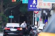 鄄城台当局这个单位的公车，给了狗了